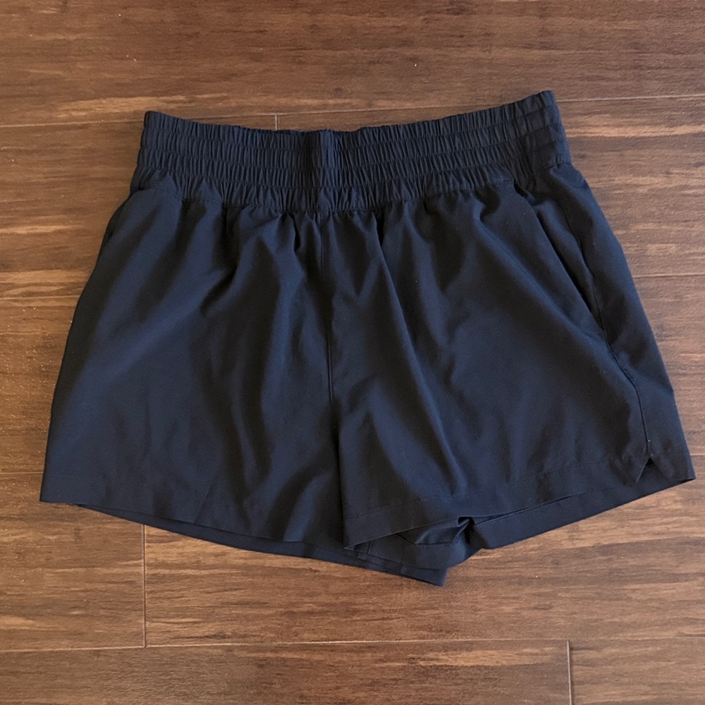 Athleta high rise weekend run short in size S